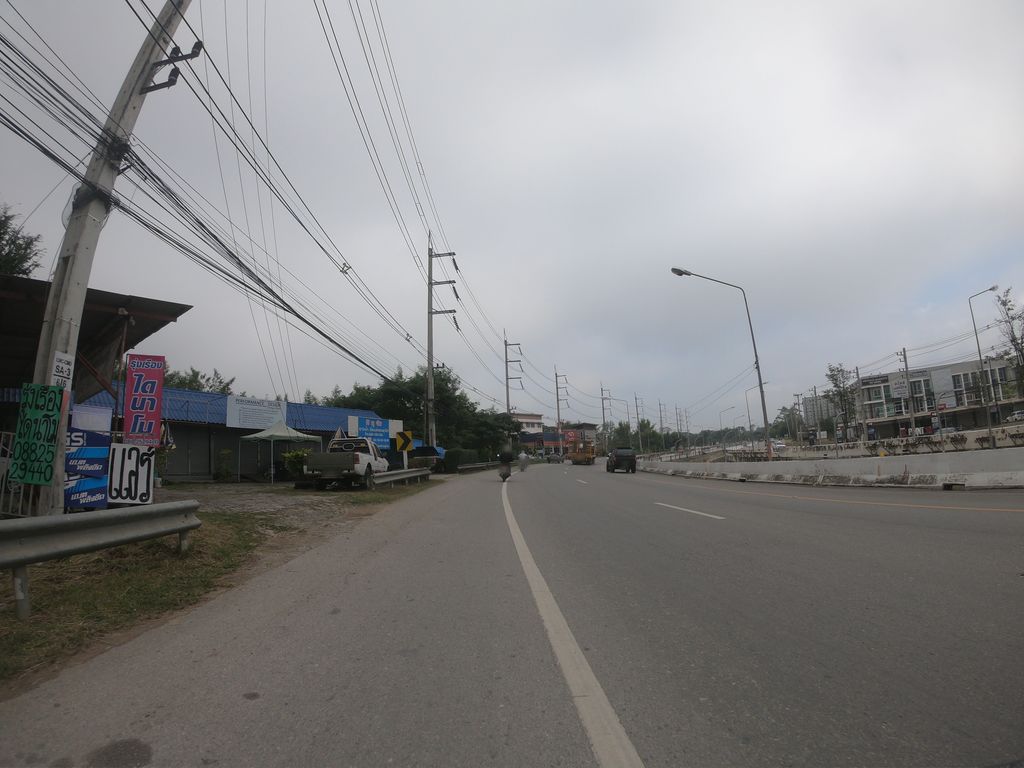 ภาพถนนตรงที่ รุ่งเรืองไดนาโม เชียงใหม่ ตั้งอยู่ ถ่ายโดย chanuwath_grab พ.ศ. 2562 (2019) · A street-level view of where รุ่งเรืองไดนาโม เชียงใหม่ · Rungrueang Dynamo Chiang Mai stands, by chanuwath_grab in 2562 (2019)