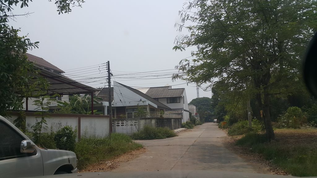 ภาพถนนตรงที่ Ngeg Nei Studio ตั้งอยู่ ถ่ายโดย jrcarlsen พ.ศ. 2562 (2019) · A street-level view of where Ngeg Nei Studio stands, by jrcarlsen in 2562 (2019)
