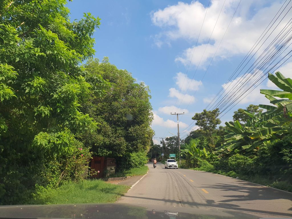 ภาพถนนตรงที่ แว่วคำหวาน ตั้งอยู่ ถ่ายโดย jrcarlsen พ.ศ. 2566 (2023) · A street-level view of where แว่วคำหวาน · Waeokhamwan stands, by jrcarlsen in 2566 (2023)