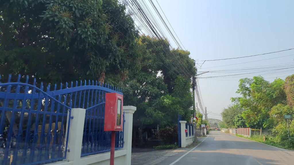 ภาพถนนตรงที่ ไม้เฮือนเก่า ป่าสักขวาง ไม้เก่า ประตู-หน้าต่างล้านนา เชียงใหม่ ตั้งอยู่ ถ่ายโดย jrcarlsen พ.ศ. 2565 (2022) · A street-level view of where ไม้เฮือนเก่า ป่าสักขวาง ไม้เก่า ประตู-หน้าต่างล้านนา เชียงใหม่ · Maihueankao Pa Sak Khwang Maikao Pratu-natang Lanna Chiang Mai stands, by jrcarlsen in 2565 (2022)