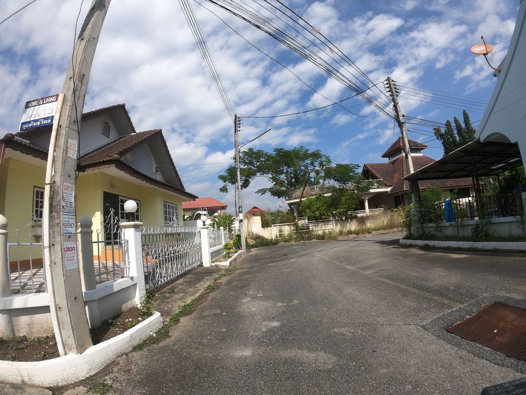 ภาพถนนตรงที่ Jaidee clinic ตั้งอยู่ ถ่ายโดย chanuwath_grab พ.ศ. 2562 (2019) · A street-level view of where Jaidee clinic stands, by chanuwath_grab in 2562 (2019)