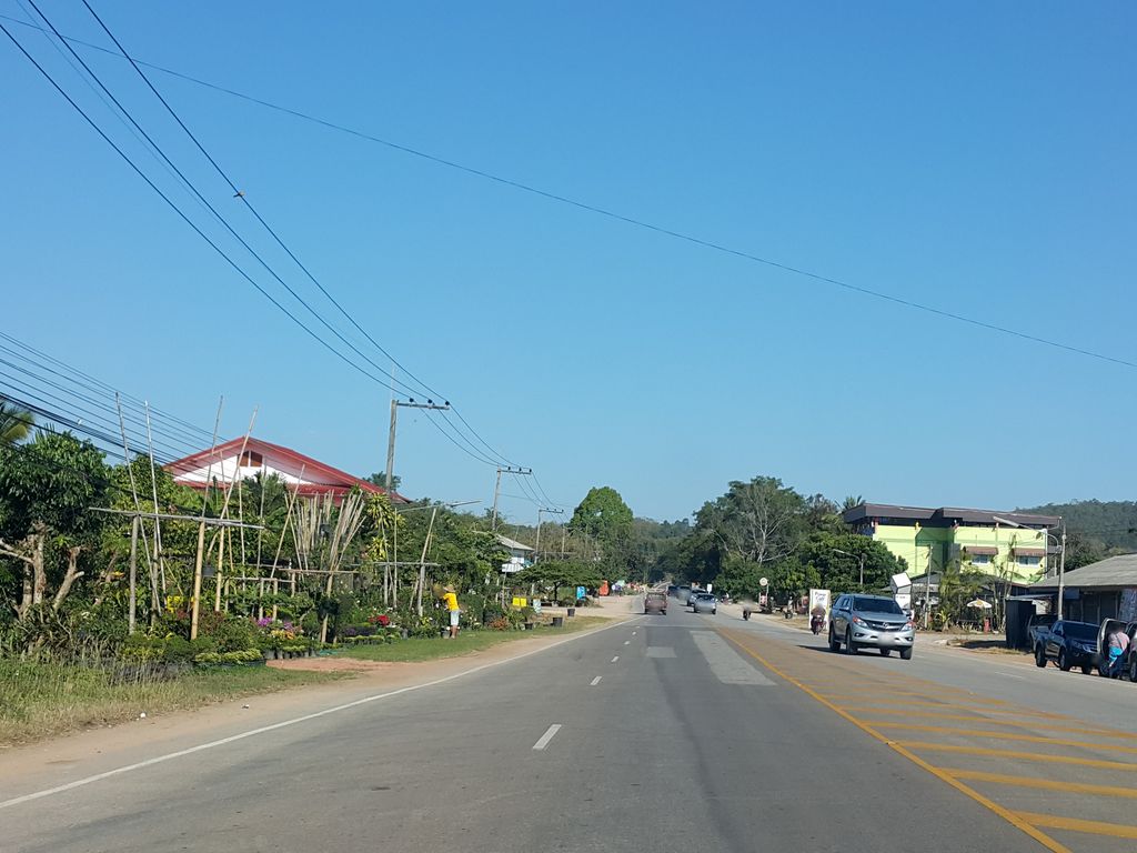 ภาพถนนตรงที่ วังผาการ์เด้น ตั้งอยู่ ถ่ายโดย jrcarlsen พ.ศ. 2558 (2015) · A street-level view of where วังผาการ์เด้น · Wang Pha Garden stands, by jrcarlsen in 2558 (2015)