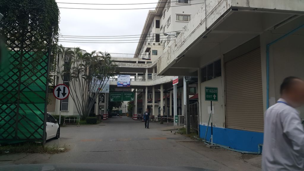 ภาพถนนตรงที่ หอพักชูชัย ตั้งอยู่ ถ่ายโดย jrcarlsen พ.ศ. 2559 (2016) · A street-level view of where หอพักชูชัย · Chuchai Dormitory stands, by jrcarlsen in 2559 (2016)