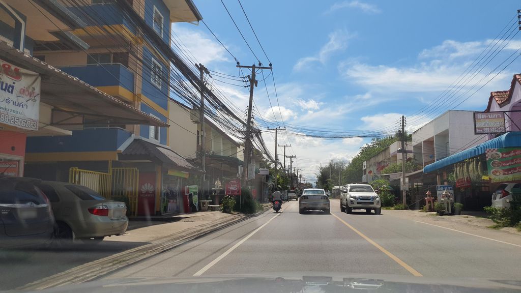 ภาพถนนตรงที่ ร้านก๋วยเตี๋ยวลุงนึกเจ้าเก่า ตั้งอยู่ ถ่ายโดย jrcarlsen พ.ศ. 2564 (2021) · A street-level view of where ร้านก๋วยเตี๋ยวลุงนึกเจ้าเก่า · Ran Kuaitiao Lungnuek Chaokao stands, by jrcarlsen in 2564 (2021)