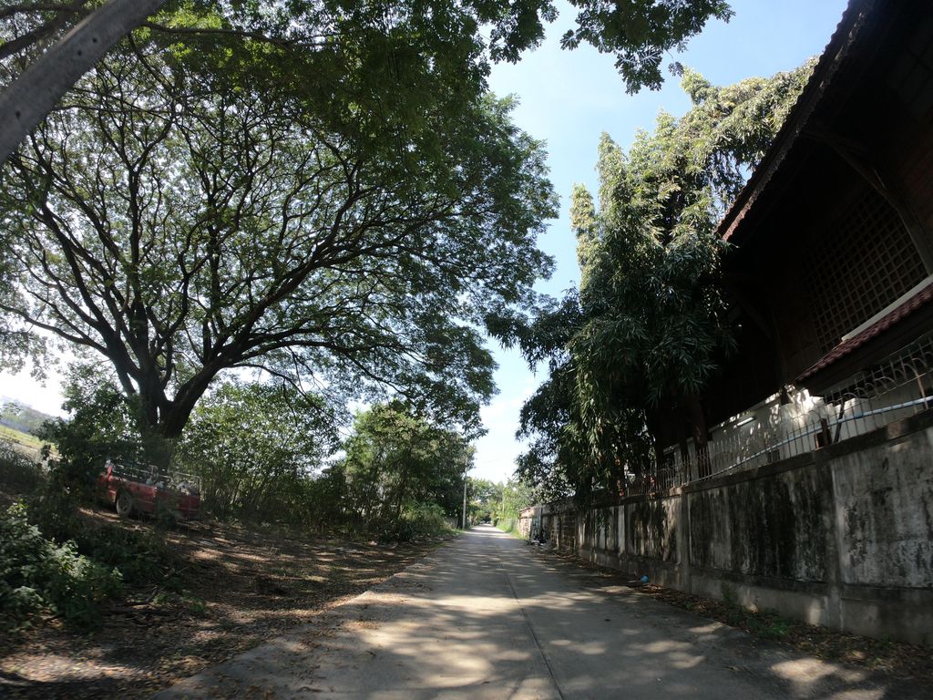 ภาพถนนตรงที่ Ruean Thai Massage and Spa ตั้งอยู่ ถ่ายโดย chanuwath_grab พ.ศ. 2562 (2019) · A street-level view of where Ruean Thai Massage and Spa stands, by chanuwath_grab in 2562 (2019)
