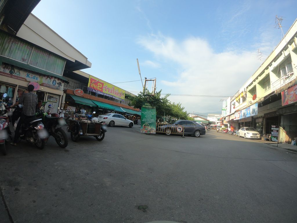 ภาพถนนตรงที่ ร้านข้าวสารลุงหนวดกาดธานินทร์เชียงใหม่ ตั้งอยู่ ถ่ายโดย chanuwath_grab พ.ศ. 2562 (2019) · A street-level view of where ร้านข้าวสารลุงหนวดกาดธานินทร์เชียงใหม่ · Ran Khaosan Lungnuat Kat Thanin Chiang Mai stands, by chanuwath_grab in 2562 (2019)