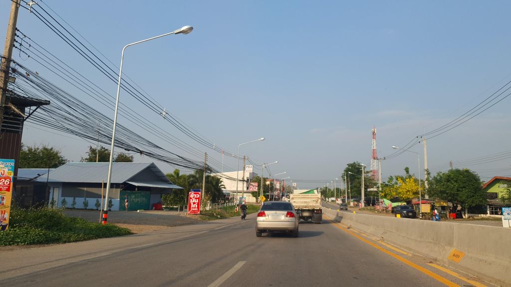 ภาพถนนตรงที่ พีเอสวีลส์แม่วาง PSwheels ตั้งอยู่ ถ่ายโดย jrcarlsen พ.ศ. 2565 (2022) · A street-level view of where พีเอสวีลส์แม่วาง PSwheels stands, by jrcarlsen in 2565 (2022)