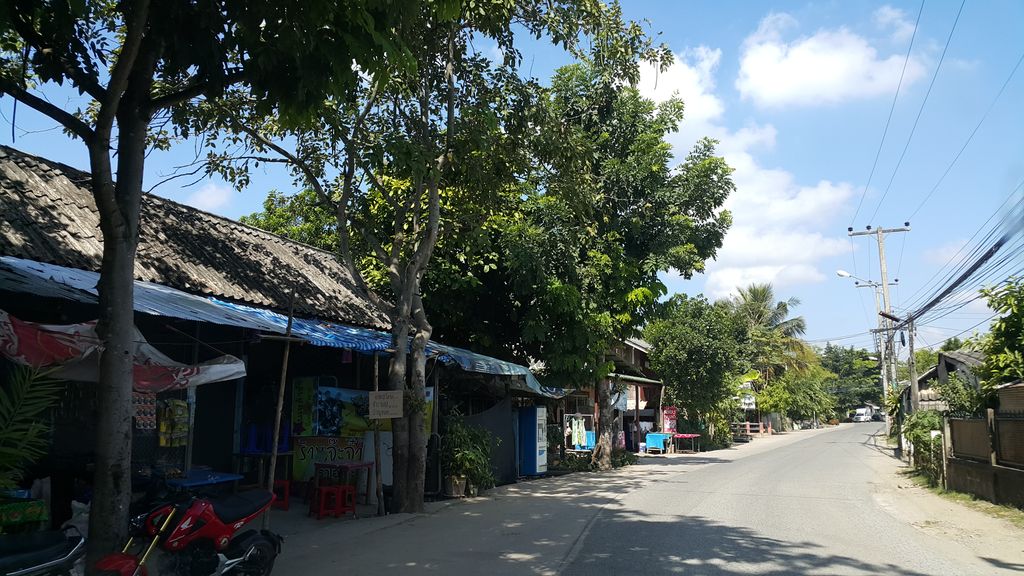 ภาพถนนตรงที่ ส้มตำแจ่ม ตั้งอยู่ ถ่ายโดย jrcarlsen พ.ศ. 2559 (2016) · A street-level view of where ส้มตำแจ่ม · Som Tam Chaem stands, by jrcarlsen in 2559 (2016)