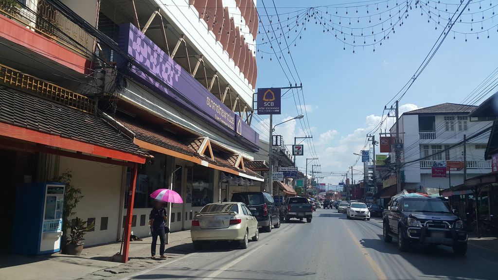 ภาพถนนตรงที่ ตลาดหมู เอ็ม เค สาขาสันกำแพง ตั้งอยู่ ถ่ายโดย jrcarlsen พ.ศ. 2560 (2017) · A street-level view of where ตลาดหมู เอ็ม เค สาขาสันกำแพง · Mu Em Khe Sakha San Kamphaeng Market stands, by jrcarlsen in 2560 (2017)