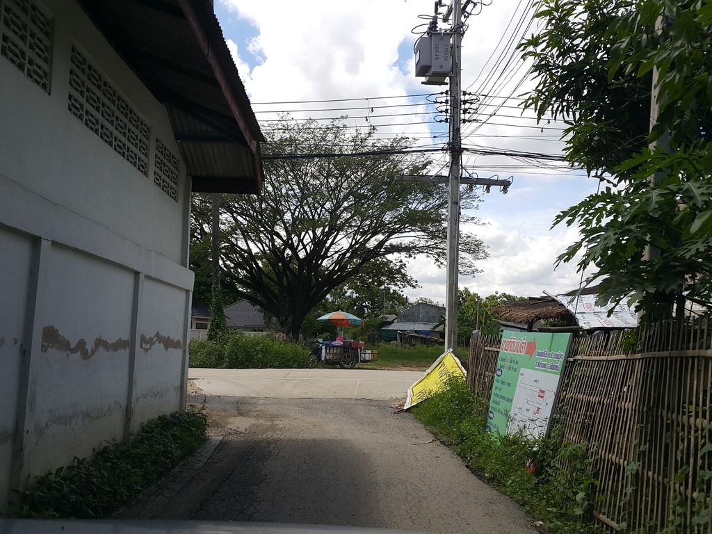 ภาพถนนตรงที่ 66 ขาหมู และ มันไก่ ตั้งอยู่ ถ่ายโดย jrcarlsen พ.ศ. 2558 (2015) · A street-level view of where 66 ขาหมู และ มันไก่ · 66 Khamu Lae Mankai stands, by jrcarlsen in 2558 (2015)