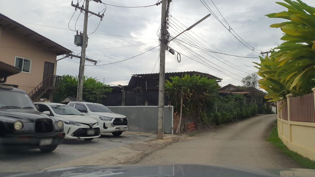 ภาพถนนตรงที่ Pak Ram ตั้งอยู่ ถ่ายโดย jrcarlsen พ.ศ. 2564 (2021) · A street-level view of where Pak Ram stands, by jrcarlsen in 2564 (2021)