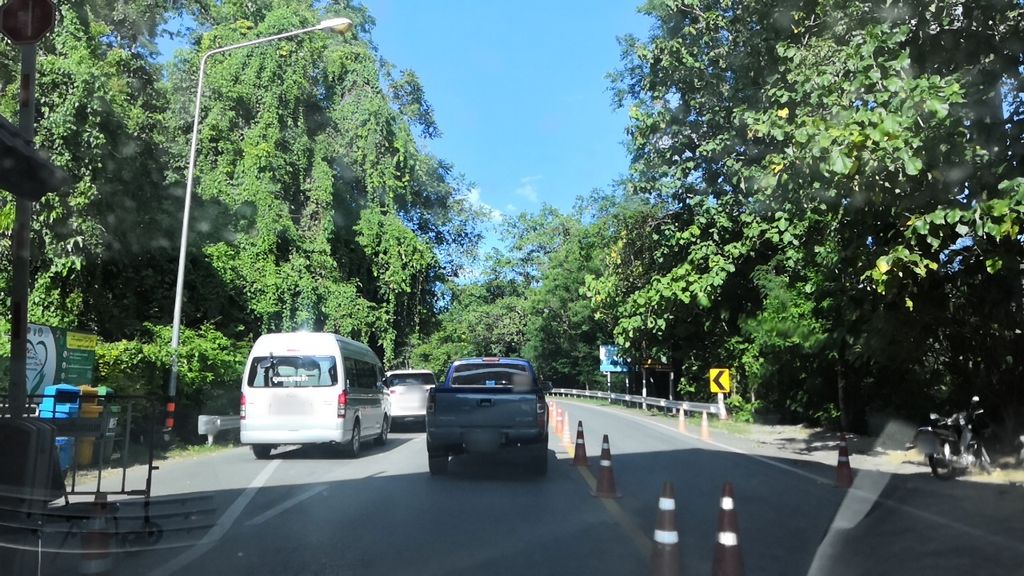ภาพถนนตรงที่ บ้านสวนชายดอย ตั้งอยู่ ถ่ายโดย charlesano พ.ศ. 2561 (2018) · A street-level view of where บ้านสวนชายดอย · Ban Suan Chaidoi stands, by charlesano in 2561 (2018)
