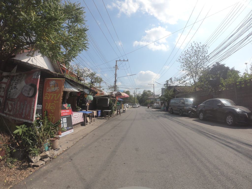 ภาพถนนตรงที่ ร้านข้าวแกงป้าลา ตั้งอยู่ ถ่ายโดย chanuwath_grab พ.ศ. 2562 (2019) · A street-level view of where ร้านข้าวแกงป้าลา · Ran Khaokaeng Pa La stands, by chanuwath_grab in 2562 (2019)