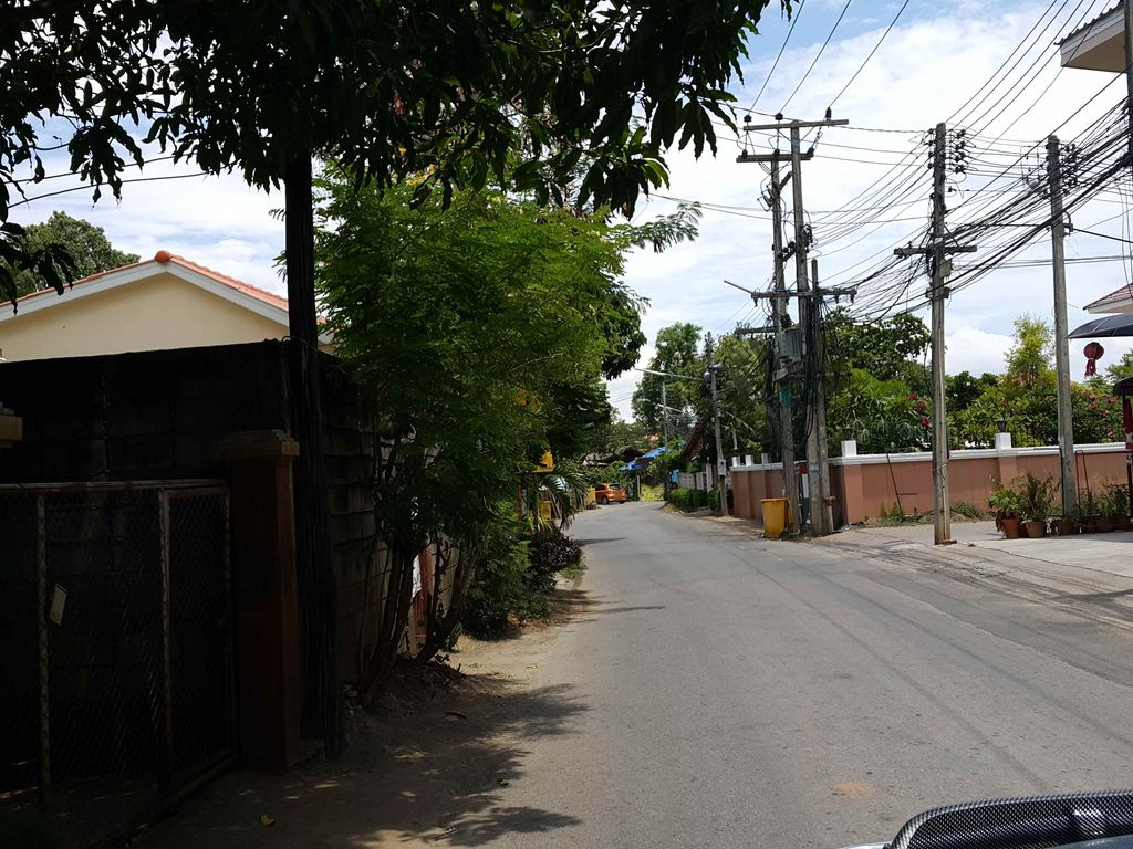ภาพถนนตรงที่ ครัวปั้นทิพย์ ตั้งอยู่ ถ่ายโดย jrcarlsen พ.ศ. 2558 (2015) · A street-level view of where ครัวปั้นทิพย์ · Khrua Pan Thip stands, by jrcarlsen in 2558 (2015)