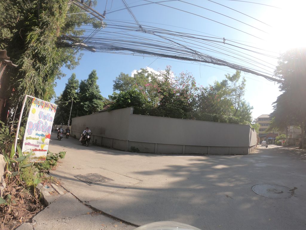 ภาพถนนตรงที่ Good Luck Salon ตั้งอยู่ ถ่ายโดย chanuwath_grab พ.ศ. 2562 (2019) · A street-level view of where Good Luck Salon stands, by chanuwath_grab in 2562 (2019)