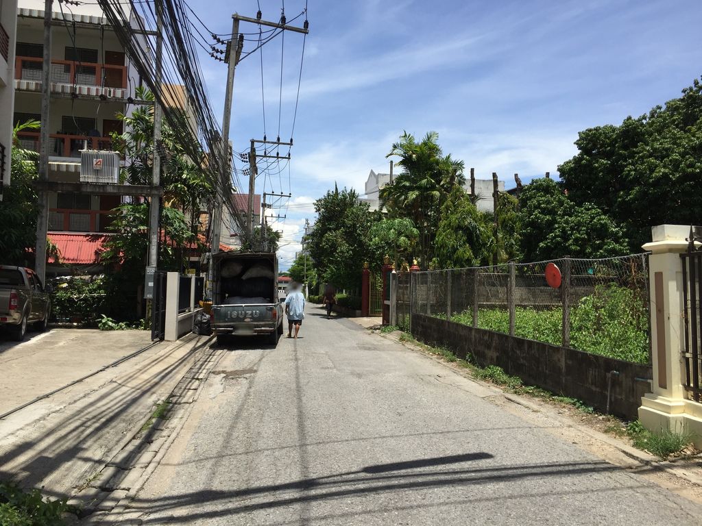 ภาพถนนตรงที่ ร้านข้าวมันไก่สุโขทัย ตั้งอยู่ ถ่ายโดย alvinsj พ.ศ. 2560 (2017) · A street-level view of where ร้านข้าวมันไก่สุโขทัย · Ran Khao Man Kai Sukhothai stands, by alvinsj in 2560 (2017)