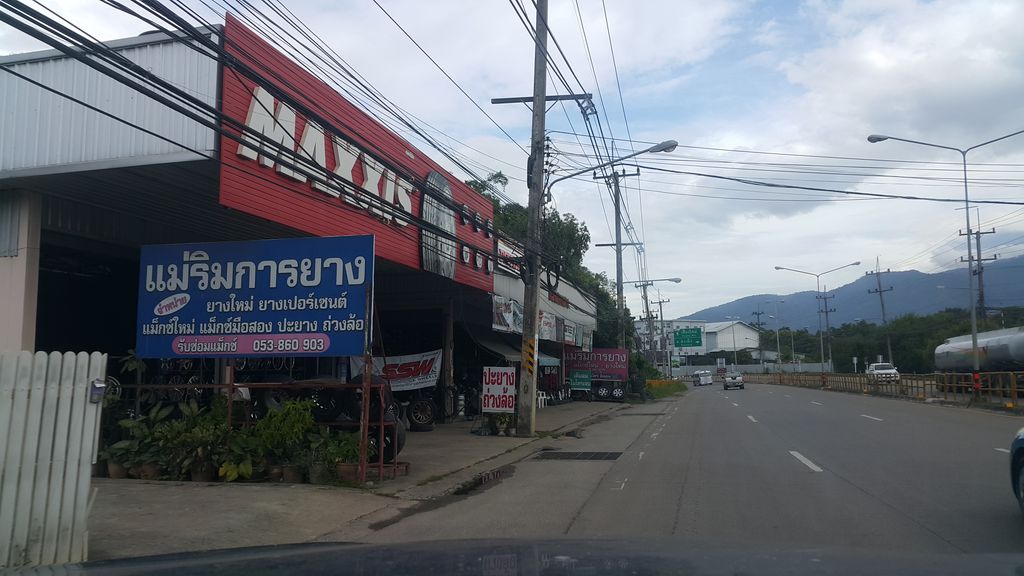 ภาพถนนตรงที่ แม่ริมออโต้ไทร์ ตั้งอยู่ ถ่ายโดย jrcarlsen พ.ศ. 2560 (2017) · A street-level view of where แม่ริมออโต้ไทร์ · Mae Rim Oto stands, by jrcarlsen in 2560 (2017)
