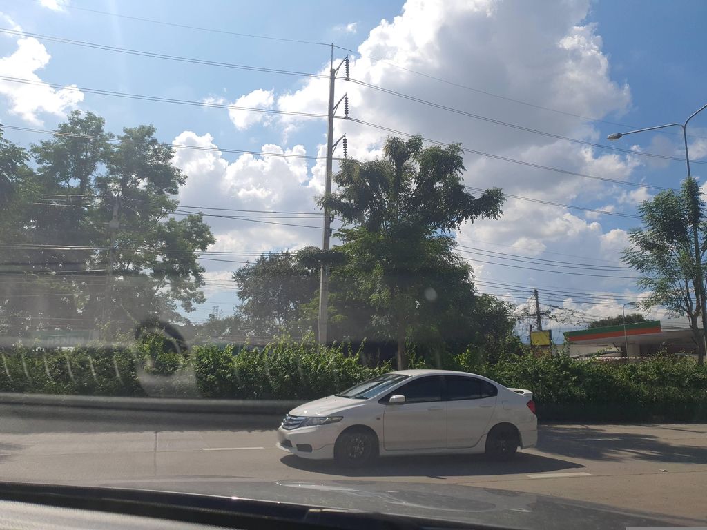 ภาพถนนตรงที่ บ้านสวนกลางเวียง ตั้งอยู่ ถ่ายโดย jrcarlsen พ.ศ. 2566 (2023) · A street-level view of where บ้านสวนกลางเวียง · Ban Suan Klangwiang stands, by jrcarlsen in 2566 (2023)