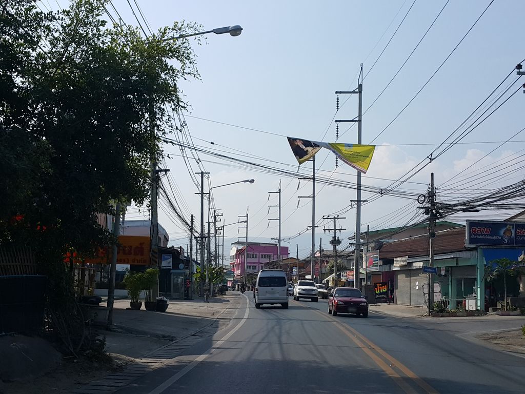ภาพถนนตรงที่ ภิภู ชาบู ตั้งอยู่ ถ่ายโดย jrcarlsen พ.ศ. 2558 (2015) · A street-level view of where ภิภู ชาบู · Phiphu Shabu stands, by jrcarlsen in 2558 (2015)
