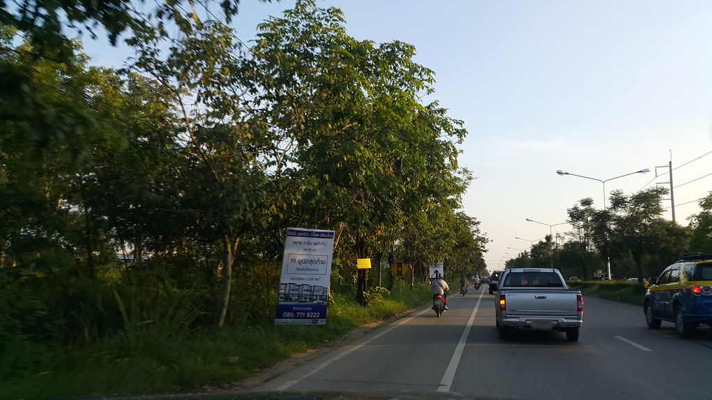 ภาพถนนตรงที่ AUDI Chiangmai ตั้งอยู่ ถ่ายโดย jrcarlsen พ.ศ. 2559 (2016) · A street-level view of where AUDI Chiangmai stands, by jrcarlsen in 2559 (2016)