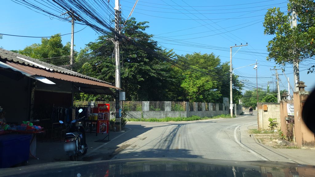 ภาพถนนตรงที่ ก๋วยเตี๋ยวเจ๊ต่วน ตั้งอยู่ ถ่ายโดย jrcarlsen พ.ศ. 2562 (2019) · A street-level view of where ก๋วยเตี๋ยวเจ๊ต่วน · Kuaitiao Che Tuan stands, by jrcarlsen in 2562 (2019)