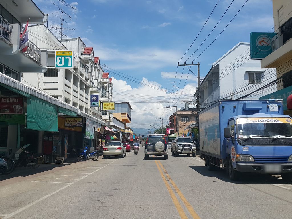 ภาพถนนตรงที่ เซเว่นหน้ากาด ตั้งอยู่ ถ่ายโดย jrcarlsen พ.ศ. 2558 (2015) · A street-level view of where เซเว่นหน้ากาด · Seven Na Kat stands, by jrcarlsen in 2558 (2015)