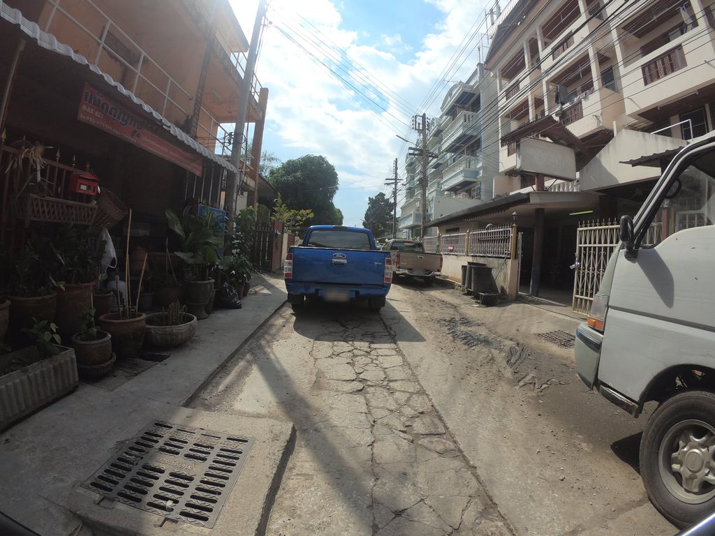 ภาพถนนตรงที่ ยอดแซ่บจุ่ม หลัง มช ตั้งอยู่ ถ่ายโดย chanuwath_grab พ.ศ. 2562 (2019) · A street-level view of where ยอดแซ่บจุ่ม หลัง มช · Yotsaepchum Lang Mot stands, by chanuwath_grab in 2562 (2019)