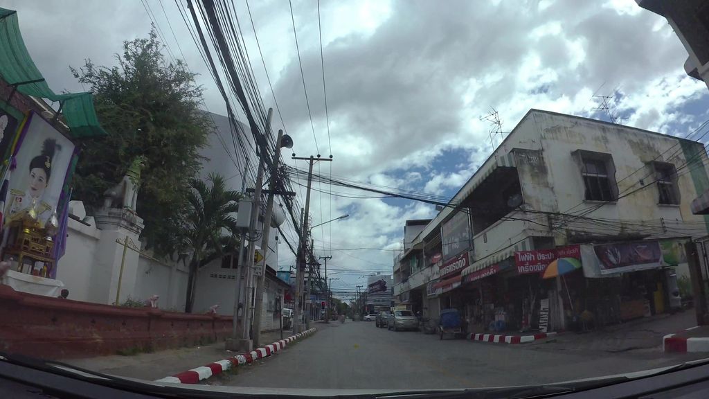 ภาพถนนตรงที่ ร้านสกลสังฆภัณฑ์ ตั้งอยู่ ถ่ายโดย kaart_3 พ.ศ. 2562 (2019) · A street-level view of where ร้านสกลสังฆภัณฑ์ · Ran Sakon Sangkhaphan stands, by kaart_3 in 2562 (2019)