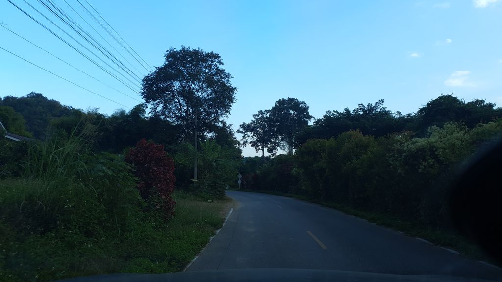 ภาพถนนตรงที่ Bhu Pha Garden ตั้งอยู่ ถ่ายโดย jrcarlsen พ.ศ. 2562 (2019) · A street-level view of where Bhu Pha Garden stands, by jrcarlsen in 2562 (2019)