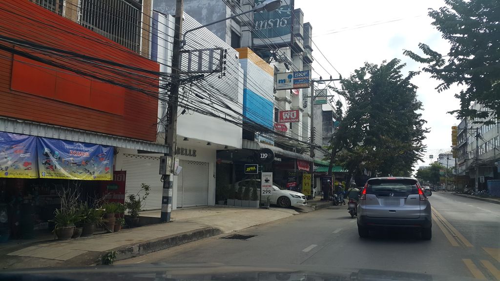 ภาพถนนตรงที่ Nails Story ตั้งอยู่ ถ่ายโดย jrcarlsen พ.ศ. 2559 (2016) · A street-level view of where Nails Story stands, by jrcarlsen in 2559 (2016)