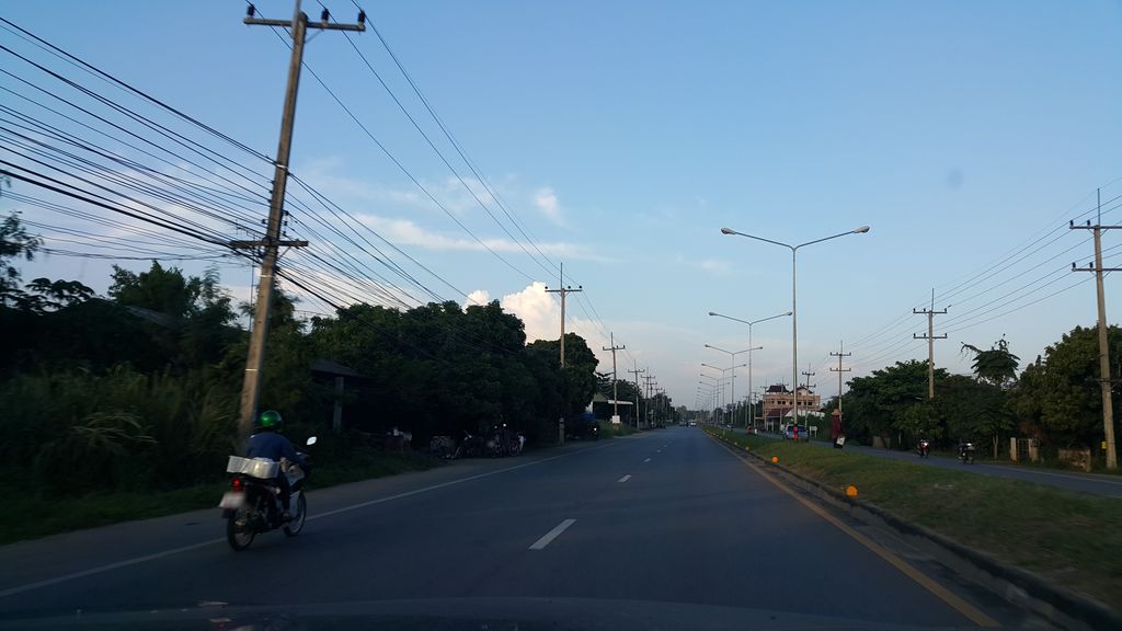 ภาพถนนตรงที่ ไก่ย่างบ้านสามหลัง ตั้งอยู่ ถ่ายโดย jrcarlsen พ.ศ. 2559 (2016) · A street-level view of where ไก่ย่างบ้านสามหลัง · Kainga Ban Samlang stands, by jrcarlsen in 2559 (2016)