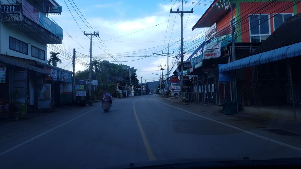 ภาพถนนตรงที่ บุญตันพานิชย์ ตั้งอยู่ ถ่ายโดย silamanee พ.ศ. 2561 (2018) · A street-level view of where บุญตันพานิชย์ · Bun Tan Phanit stands, by silamanee in 2561 (2018)
