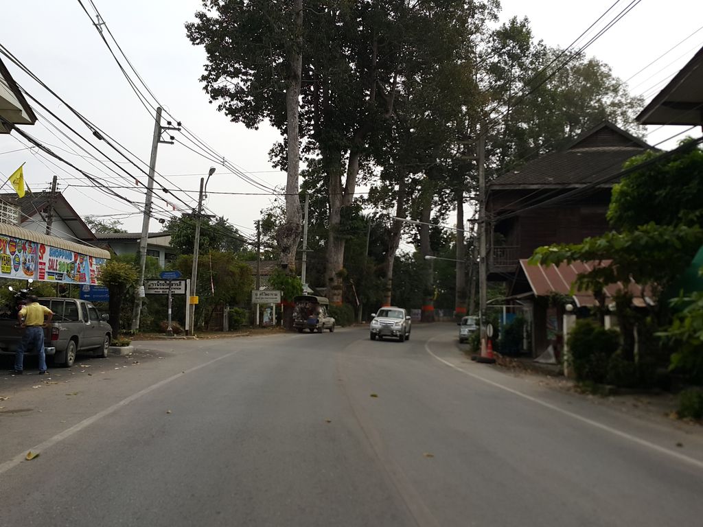 ภาพถนนตรงที่ ไทอุย ตั้งอยู่ ถ่ายโดย jrcarlsen พ.ศ. 2557 (2014) · A street-level view of where ไทอุย · Thaiui stands, by jrcarlsen in 2557 (2014)