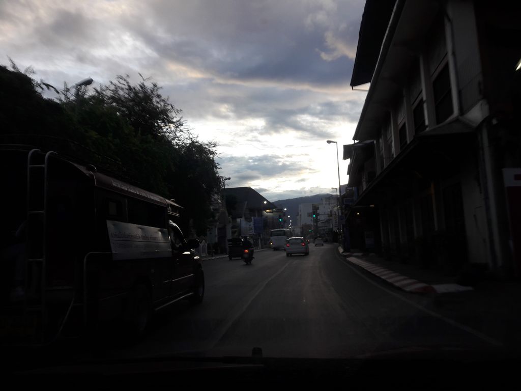 ภาพถนนตรงที่ ธนาคารออมสิน ตั้งอยู่ ถ่ายโดย ratchaphat พ.ศ. 2561 (2018) · A street-level view of where ธนาคารออมสิน · Omsin Bank stands, by ratchaphat in 2561 (2018)