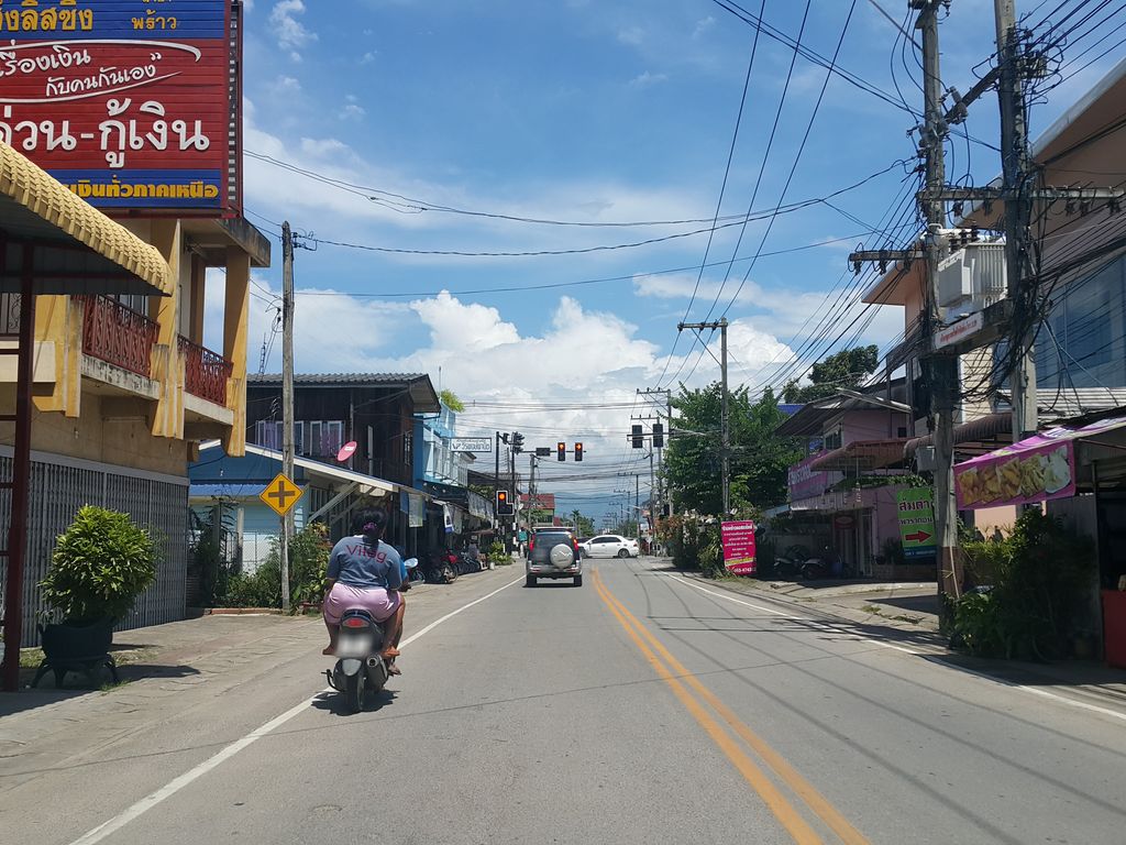 ภาพถนนตรงที่ Turn up barber cutz ตั้งอยู่ ถ่ายโดย jrcarlsen พ.ศ. 2558 (2015) · A street-level view of where Turn up barber cutz stands, by jrcarlsen in 2558 (2015)