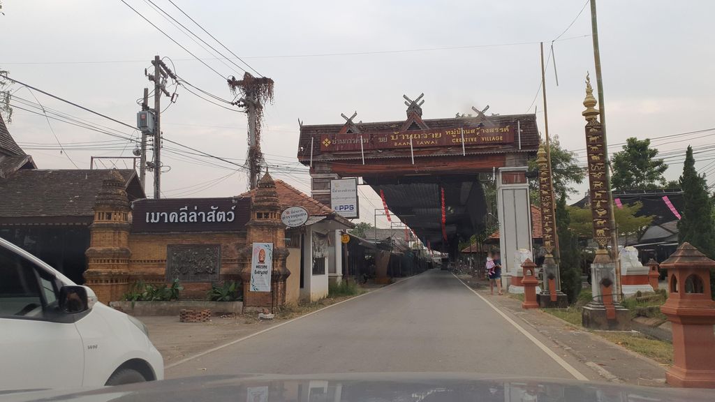 ภาพถนนตรงที่ บ้านถวายล้านนารีสอร์ท ตั้งอยู่ ถ่ายโดย jrcarlsen พ.ศ. 2565 (2022) · A street-level view of where บ้านถวายล้านนารีสอร์ท · Ban Thawai Lanna Resort stands, by jrcarlsen in 2565 (2022)
