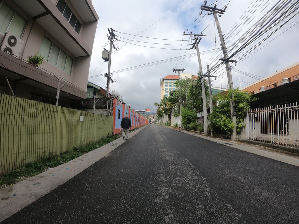 ภาพถนนตรงที่ Christian Outreach Centre Thailand ตั้งอยู่ ถ่ายโดย chanuwath_grab พ.ศ. 2562 (2019) · A street-level view of where Christian Outreach Centre Thailand stands, by chanuwath_grab in 2562 (2019)