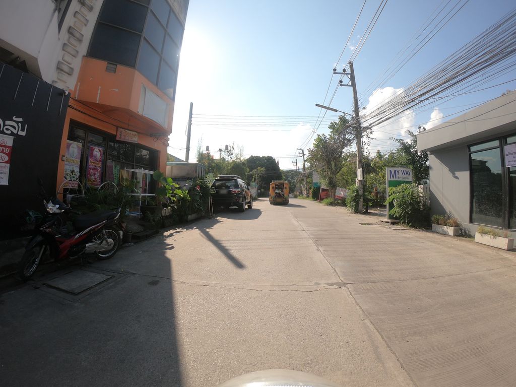ภาพถนนตรงที่ นัดพบ Studio ตั้งอยู่ ถ่ายโดย chanuwath_grab พ.ศ. 2562 (2019) · A street-level view of where นัดพบ Studio stands, by chanuwath_grab in 2562 (2019)