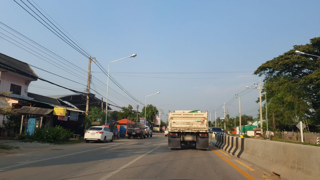 ภาพถนนตรงที่ AIS Buddy ร้านชิโรโมบาย ตั้งอยู่ ถ่ายโดย jrcarlsen พ.ศ. 2565 (2022) · A street-level view of where AIS Buddy ร้านชิโรโมบาย stands, by jrcarlsen in 2565 (2022)