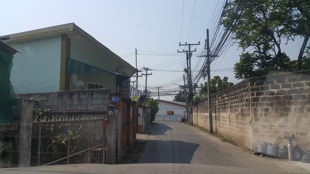 ภาพถนนตรงที่ Kru_Nue : Deutschkurs in Chiang Mai ตั้งอยู่ ถ่ายโดย jrcarlsen พ.ศ. 2562 (2019) · A street-level view of where Kru_Nue : Deutschkurs in Chiang Mai stands, by jrcarlsen in 2562 (2019)