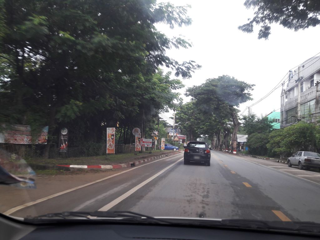 ภาพถนนตรงที่ Lucky Station ตั้งอยู่ ถ่ายโดย pasuthun พ.ศ. 2561 (2018) · A street-level view of where Lucky Station stands, by pasuthun in 2561 (2018)