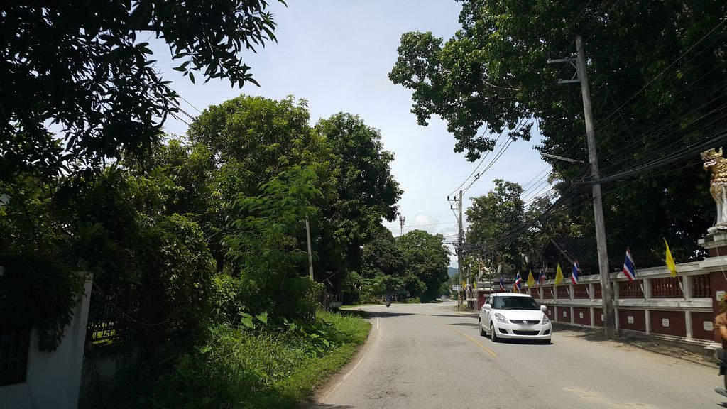 ภาพถนนตรงที่ น้ำดื่มศรีแก้ว ตั้งอยู่ ถ่ายโดย jrcarlsen พ.ศ. 2559 (2016) · A street-level view of where น้ำดื่มศรีแก้ว · Nam Duem Si Kaeo stands, by jrcarlsen in 2559 (2016)