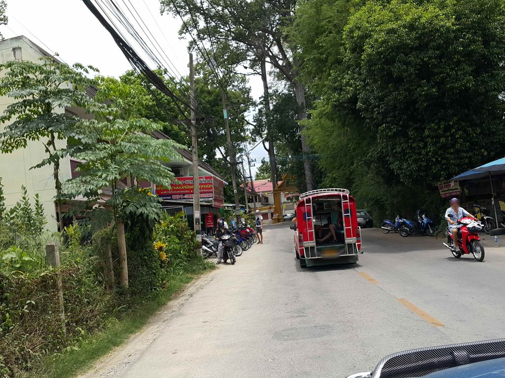 ภาพถนนตรงที่ Garage motobike ตั้งอยู่ ถ่ายโดย jrcarlsen พ.ศ. 2558 (2015) · A street-level view of where Garage motobike stands, by jrcarlsen in 2558 (2015)