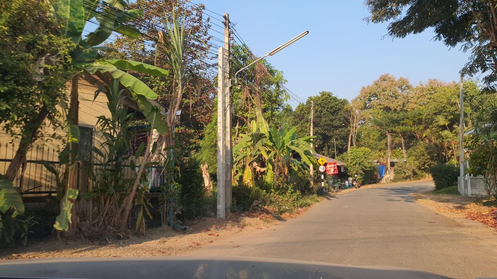 ภาพถนนตรงที่ กินเตี๋ยว เกี๊ยวฟรี ตั้งอยู่ ถ่ายโดย jrcarlsen พ.ศ. 2566 (2023) · A street-level view of where กินเตี๋ยว เกี๊ยวฟรี · Kintiao Kiaofri stands, by jrcarlsen in 2566 (2023)