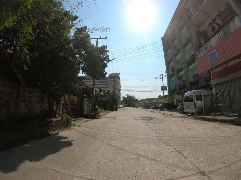 ภาพถนนตรงที่ ภูมิใจ เพลส ตั้งอยู่ ถ่ายโดย chanuwath_grab พ.ศ. 2562 (2019) · A street-level view of where ภูมิใจ เพลส · Phum Chai Place stands, by chanuwath_grab in 2562 (2019)