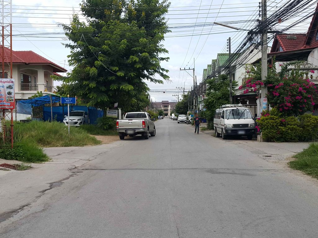 ภาพถนนตรงที่ ครัวปันสุข ตั้งอยู่ ถ่ายโดย jrcarlsen พ.ศ. 2558 (2015) · A street-level view of where ครัวปันสุข · Khruapansuk stands, by jrcarlsen in 2558 (2015)