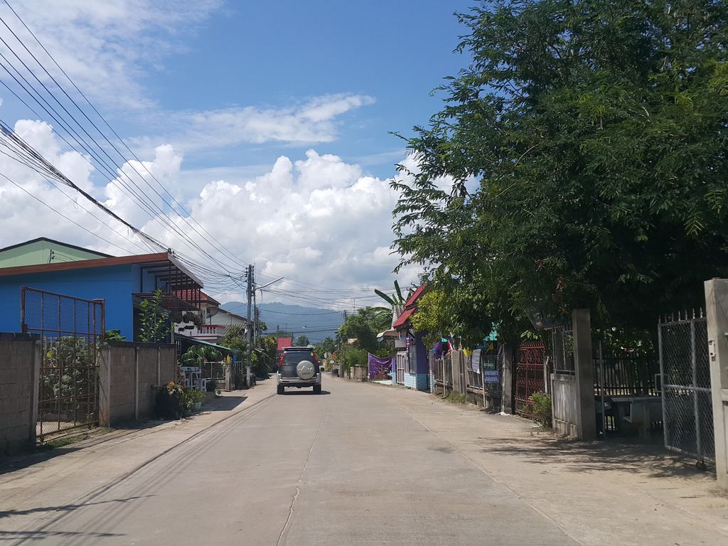 ภาพถนนตรงที่ Peeraya Phrao ตั้งอยู่ ถ่ายโดย jrcarlsen พ.ศ. 2558 (2015) · A street-level view of where Peeraya Phrao stands, by jrcarlsen in 2558 (2015)