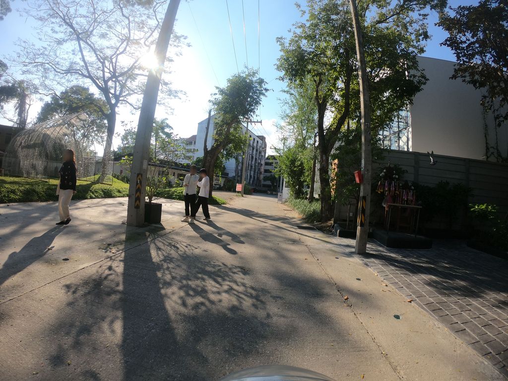 ภาพถนนตรงที่ The echo hotel ตั้งอยู่ ถ่ายโดย chanuwath_grab พ.ศ. 2562 (2019) · A street-level view of where The echo hotel stands, by chanuwath_grab in 2562 (2019)