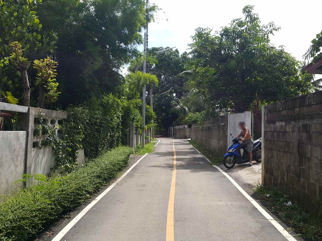 ภาพถนนตรงที่ ซุ้มต้กโต ตั้งอยู่ ถ่ายโดย jrcarlsen พ.ศ. 2558 (2015) · A street-level view of where ซุ้มต้กโต · Sumtokto stands, by jrcarlsen in 2558 (2015)