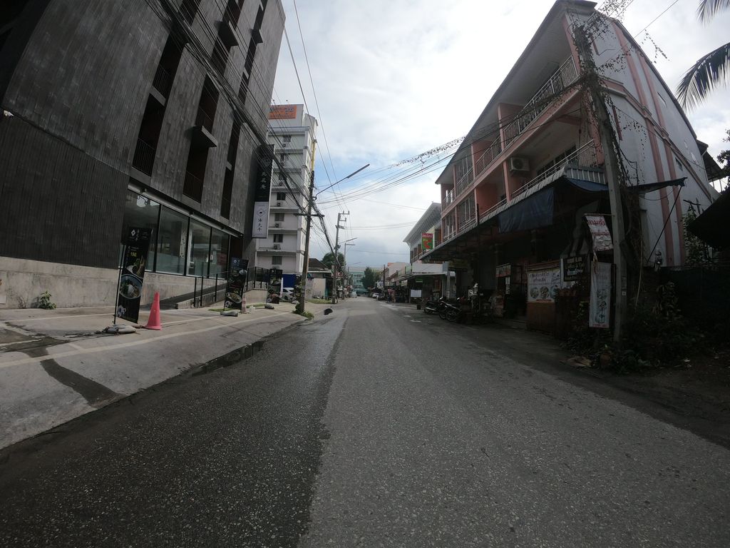 ภาพถนนตรงที่ มัลดีฟช์ คาเฟ่ ตั้งอยู่ ถ่ายโดย chanuwath_grab พ.ศ. 2562 (2019) · A street-level view of where มัลดีฟช์ คาเฟ่ · Mandip Café stands, by chanuwath_grab in 2562 (2019)